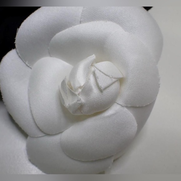 Authentic Chanel Pinned Runway Corsage Brooch - Picture 2 of 7
